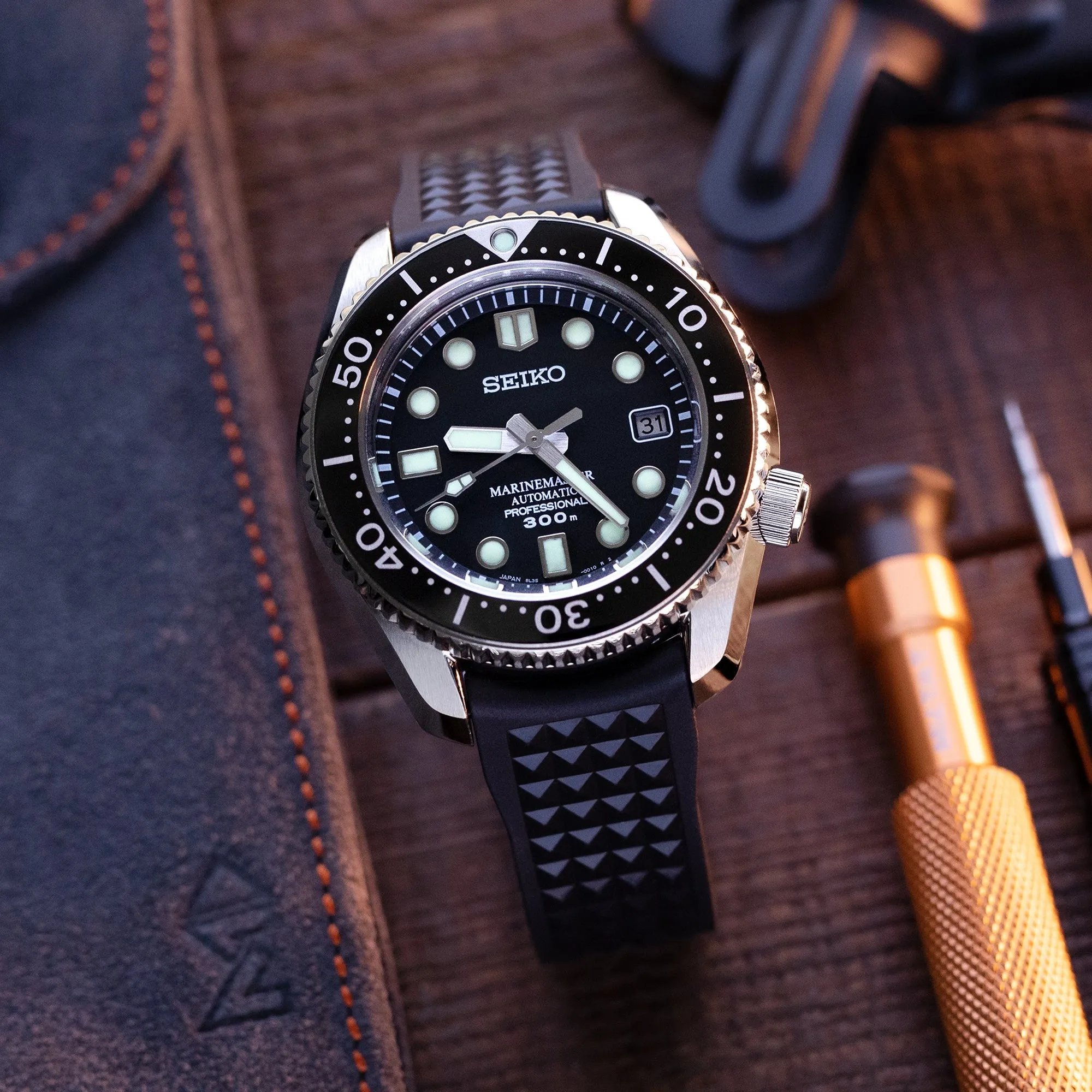 20mm, Chaffle Resilient Curved End FKM Rubber watch strap, Black